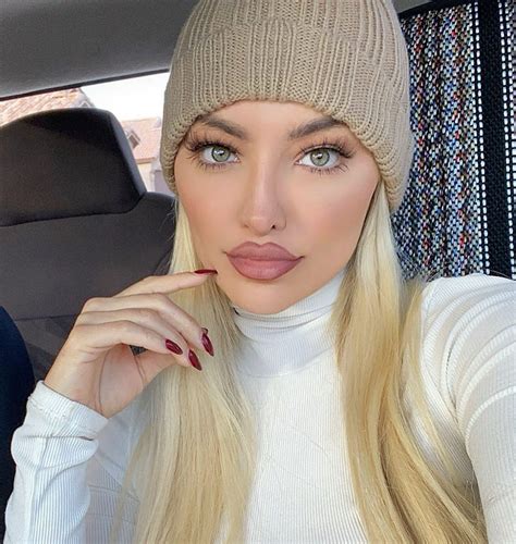 lindsey pelas chanel